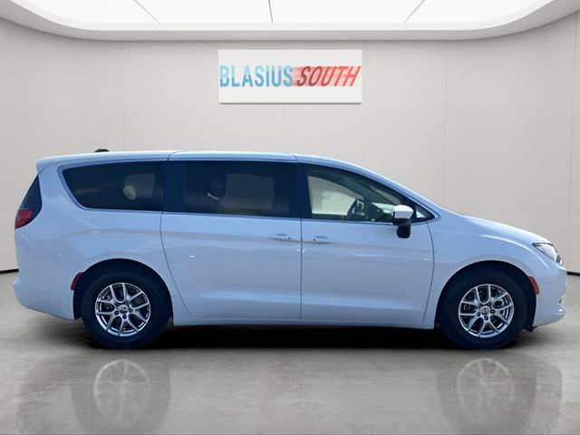 2022 Chrysler Voyager view 2