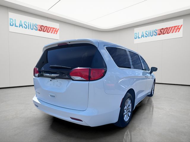 2022 Chrysler Voyager view 3