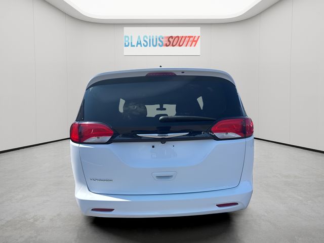 2022 Chrysler Voyager view 4