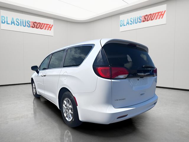 2022 Chrysler Voyager view 5