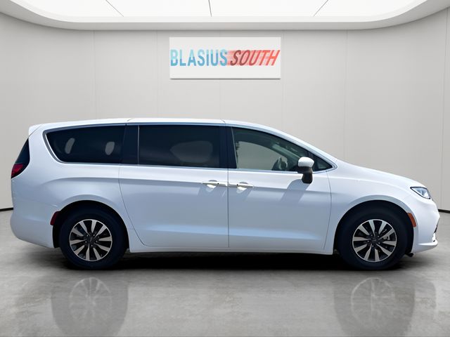 2023 Chrysler Pacifica Hybrid view 2