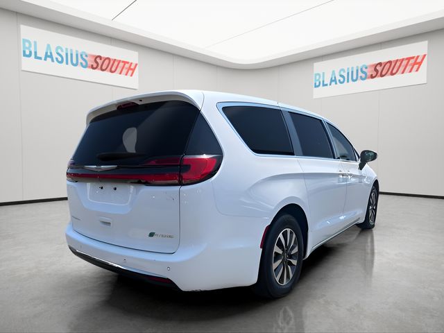 2023 Chrysler Pacifica Hybrid view 3