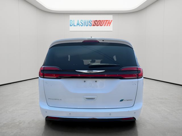 2023 Chrysler Pacifica Hybrid view 4