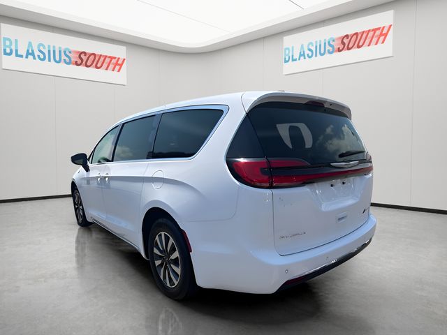 2023 Chrysler Pacifica Hybrid view 5