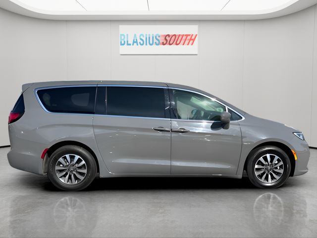 2022 Chrysler Pacifica Hybrid view 2