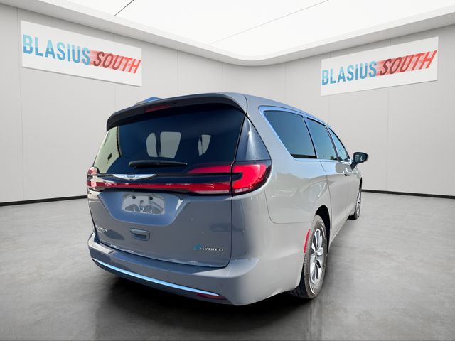 2022 Chrysler Pacifica Hybrid view 3