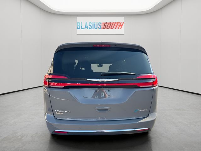 2022 Chrysler Pacifica Hybrid view 4