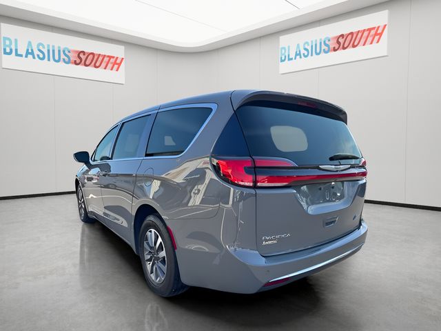 2022 Chrysler Pacifica Hybrid view 5