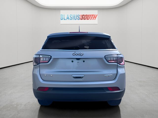 2022 Jeep Compass view 4