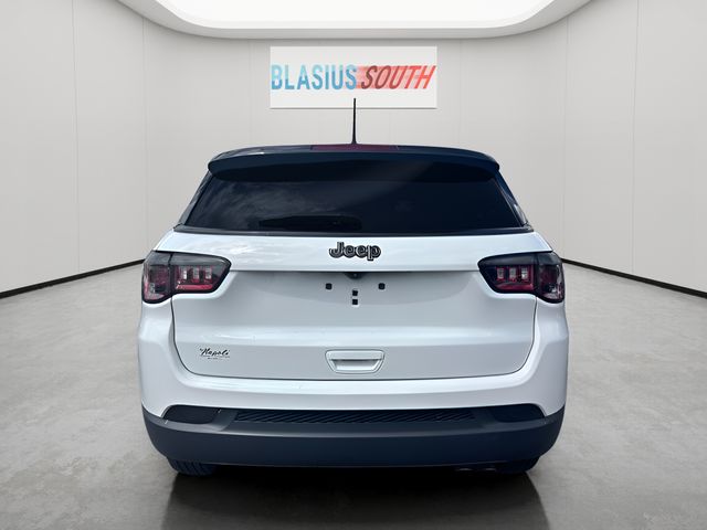 2022 Jeep Compass view 4