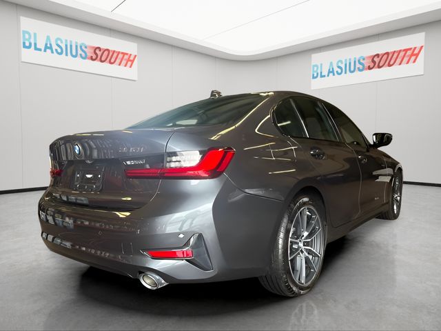 2022 BMW 3 Series view 3