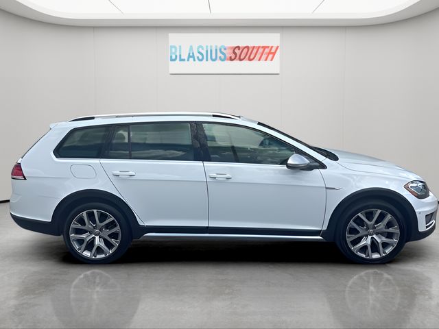 2019 Volkswagen Golf Alltrack view 2