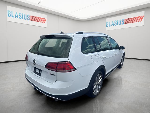 2019 Volkswagen Golf Alltrack view 3