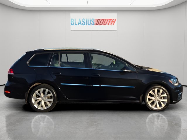 2018 Volkswagen Golf SportWagen view 2