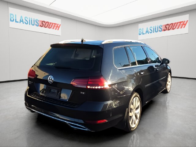2018 Volkswagen Golf SportWagen view 3