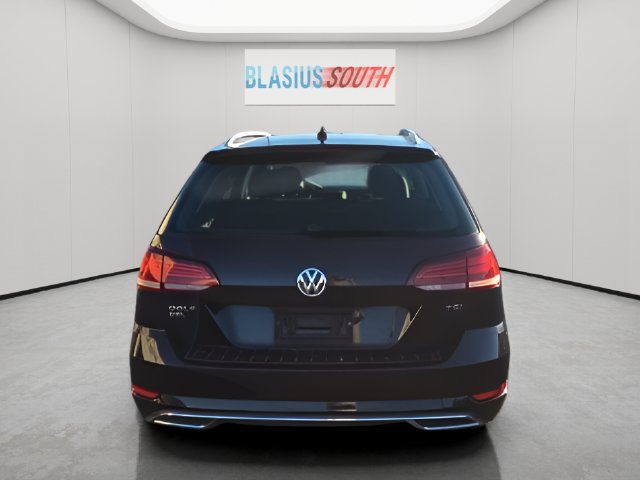 2018 Volkswagen Golf SportWagen view 4