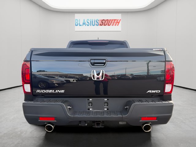 2023 Honda Ridgeline view 4