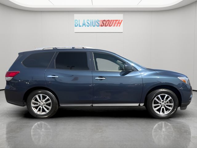 2015 Nissan Pathfinder view 2