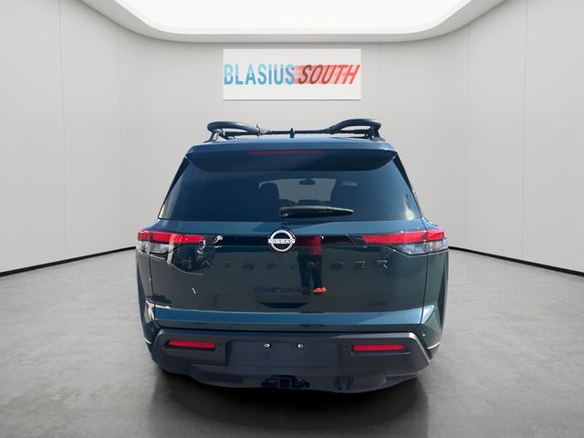 2023 Nissan Pathfinder view 4
