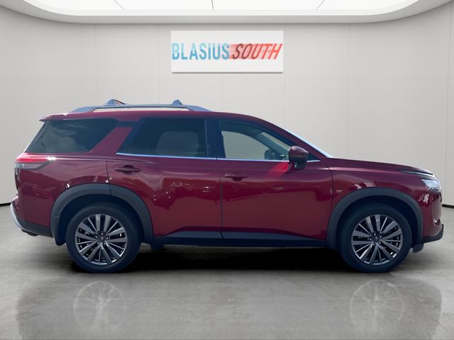 2023 Nissan Pathfinder view 2