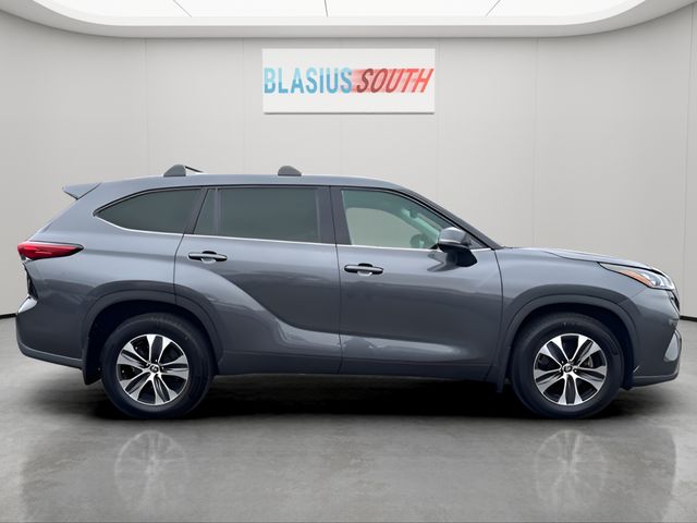 2020 Toyota Highlander view 2