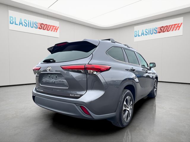 2020 Toyota Highlander view 3