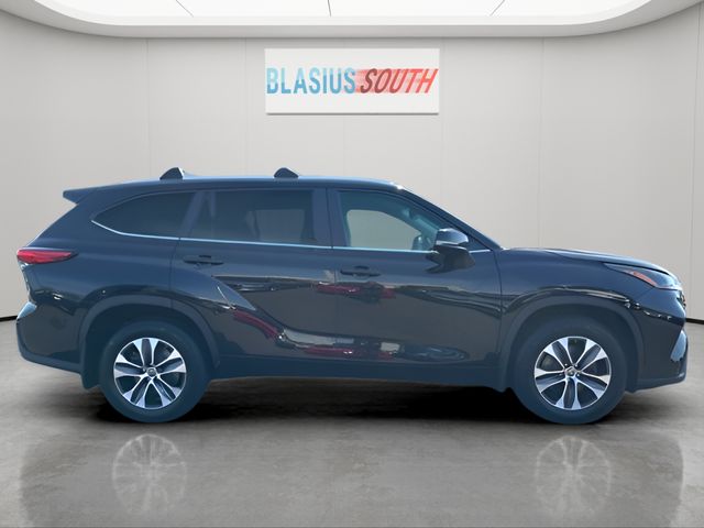 2023 Toyota Highlander view 2