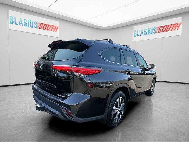 2023 Toyota Highlander view 3