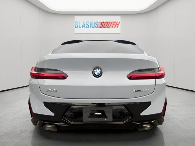 2023 BMW X4 view 4