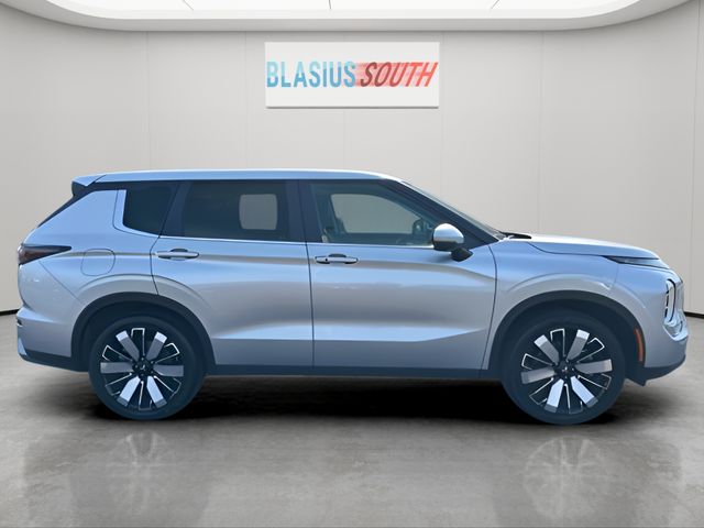 2025 Mitsubishi Outlander view 2