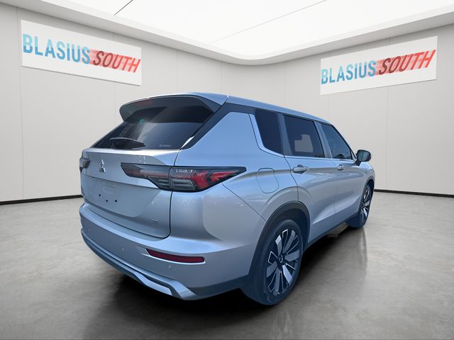 2025 Mitsubishi Outlander view 3