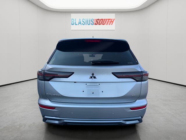 2025 Mitsubishi Outlander view 4