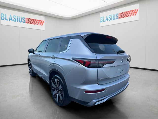 2025 Mitsubishi Outlander view 5