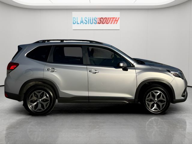 2023 Subaru Forester view 2