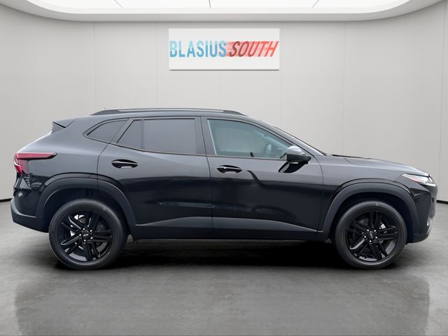 2024 Chevrolet Trax view 2