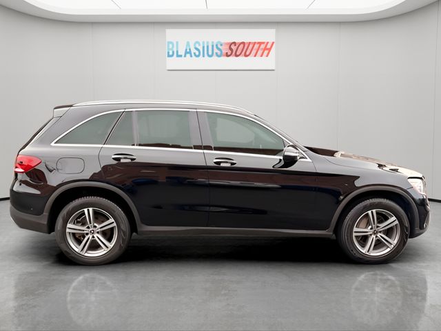 2022 Mercedes-Benz GLC view 2