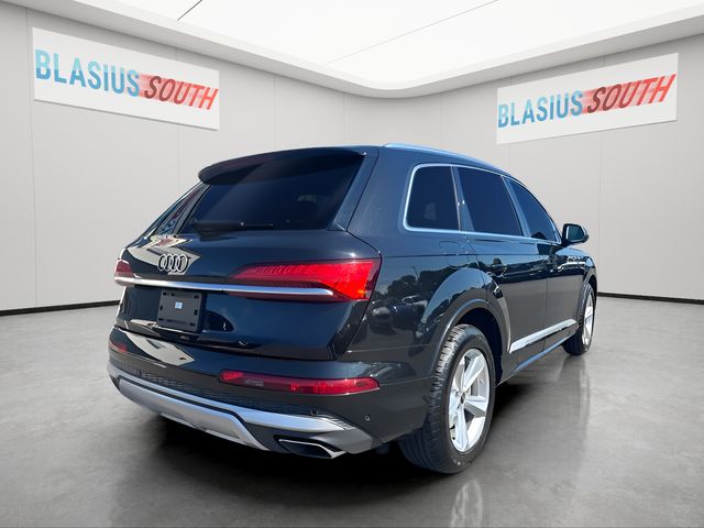 2025 Audi Q7 view 3