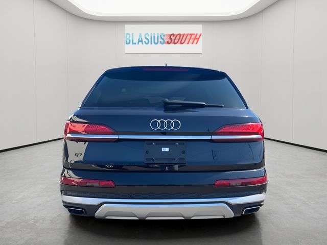 2025 Audi Q7 view 4