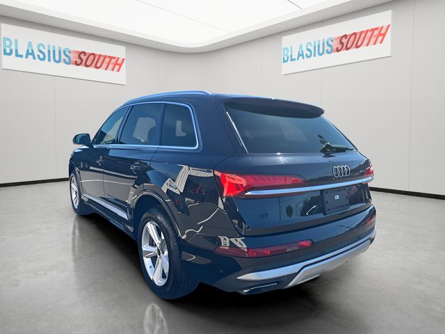 2025 Audi Q7 view 5