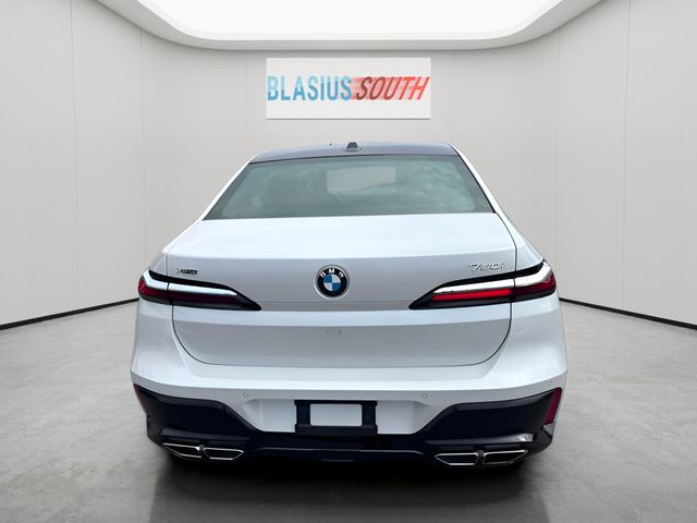 2023 BMW 7 Series view 4