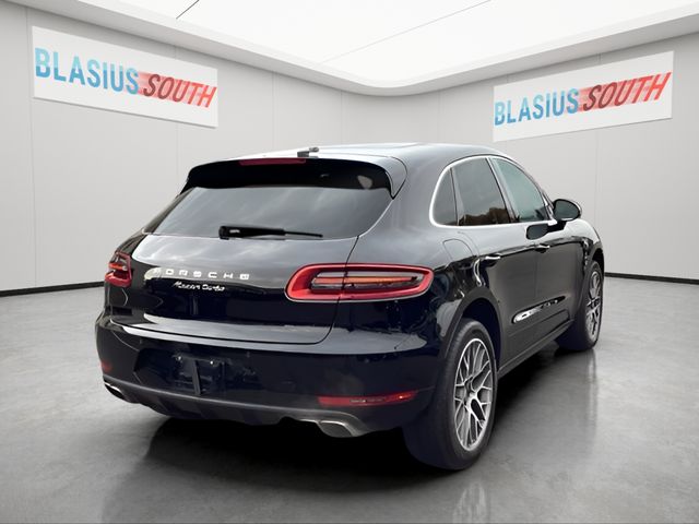 2016 Porsche Macan view 3