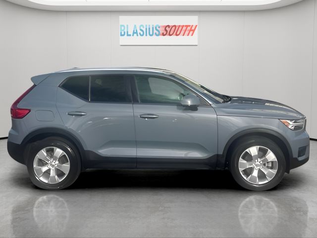 2022 Volvo XC40 view 2