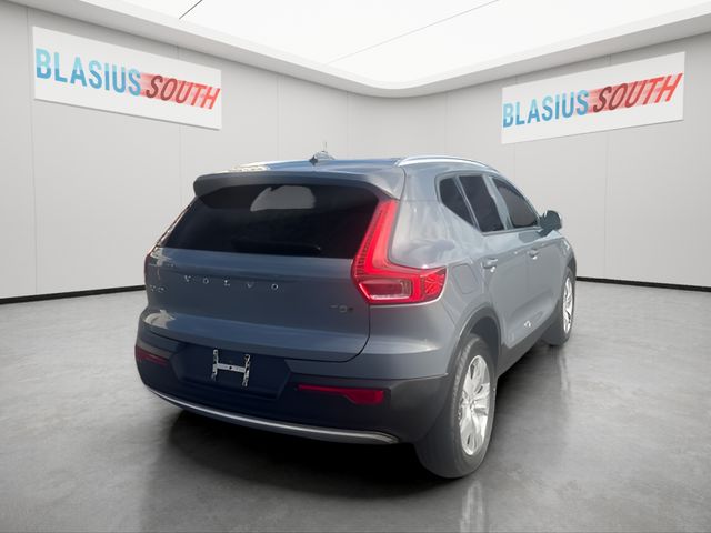 2022 Volvo XC40 view 3