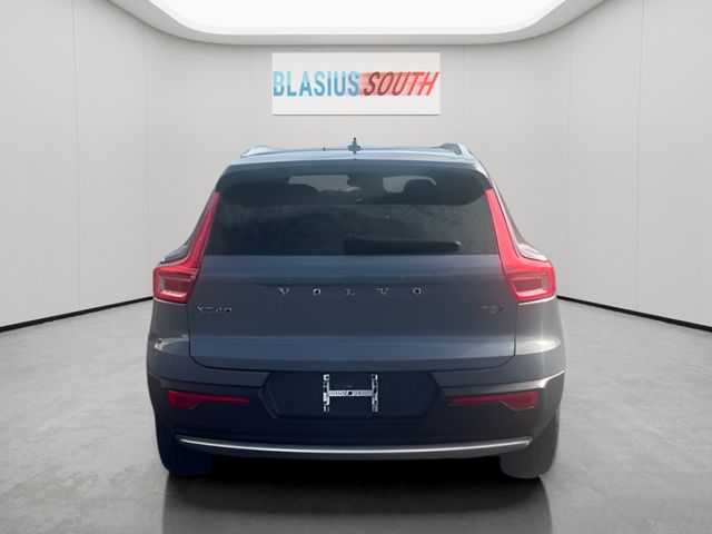 2022 Volvo XC40 view 4