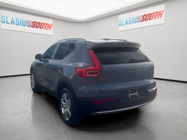 2022 Volvo XC40 view 5
