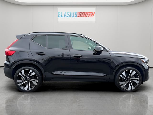 2023 Volvo XC40 view 2