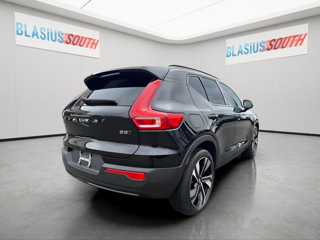 2023 Volvo XC40 view 3