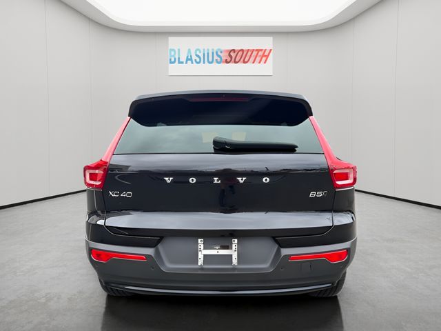2023 Volvo XC40 view 4