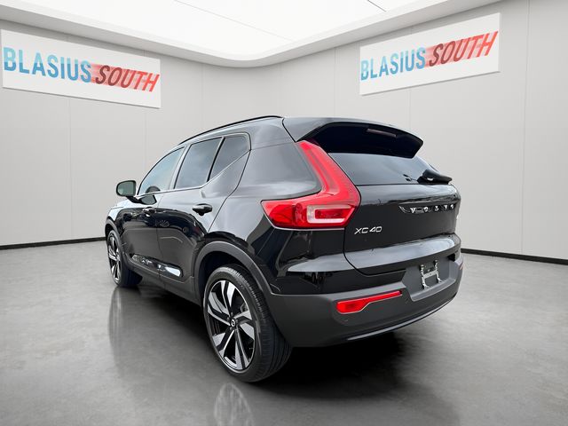 2023 Volvo XC40 view 5