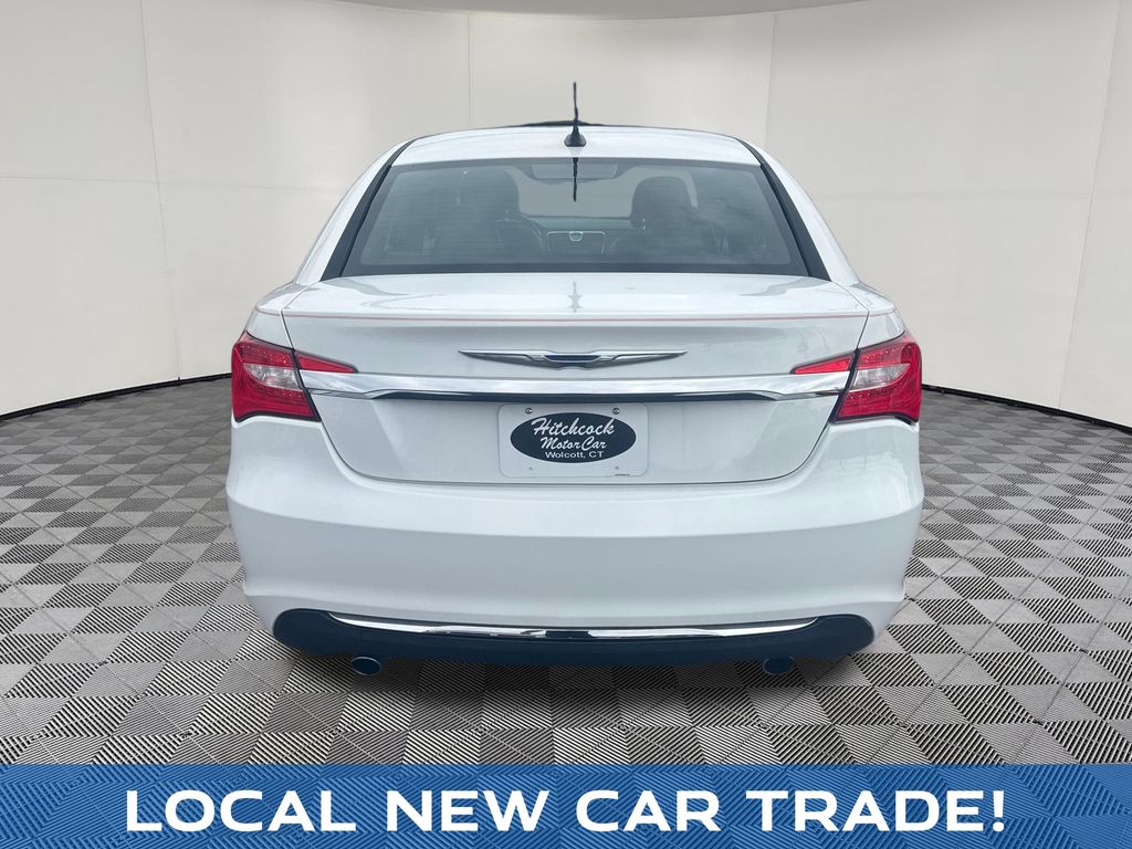 2011 Chrysler 200 view 4
